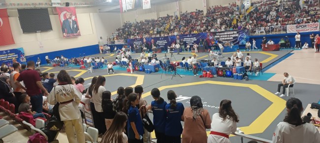 MİNİK SPORCUDAN ISPARTA'DA GURURLANDIRAN MÜCADELE!