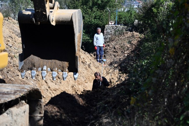 TOPÇALI VELİLER SOKAĞIN YÜZEY SUYU TAŞKIN SORUNU ÇÖZÜLÜYOR