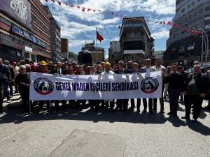 “EYLEMLERİNİ SÜRDÜREN MADENCİLERE SELAM OLSUN”