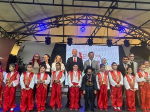 Karadeniz Ereğlide Halk Oyunları Kursiyerleri Amfi Tiyatroda Yıl Sonu Gösterisi