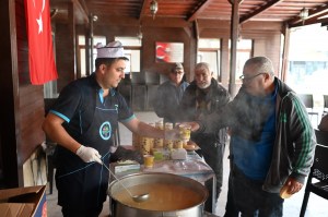 YAŞLILAR VE GENÇLER EVİNDE SICAK ÇORBA İKRAMI BAŞLADI