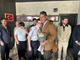 Kaymakam Yılmaza özel çocuklardan anlamlı ziyaret