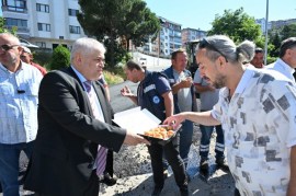 200 DERECE SICAKTA ÇALIŞAN ASFALT İŞÇİLERİNE TATLI VE MEŞRUBAT İKRAMI