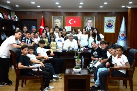 Karneler Başkan Amcalarına, Hediyeler Minik Yüreklere