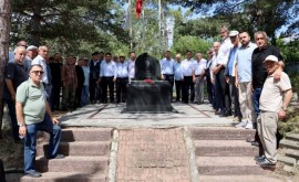 İŞÇİ LİDERİ ŞEMSİ DENİZER, KABRİ BAŞINDA ANILDI